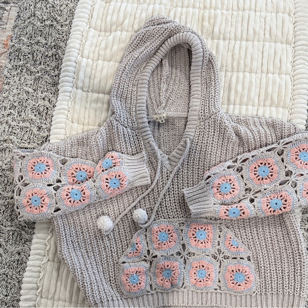 POL Gray and Cream Knit Sweater with Blue Accents - Picture 2 of 9